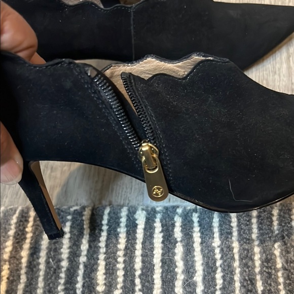 Adrienne Vittadini Black Flats with Pointed Toe and Sleek Design - Picture 9 of 11